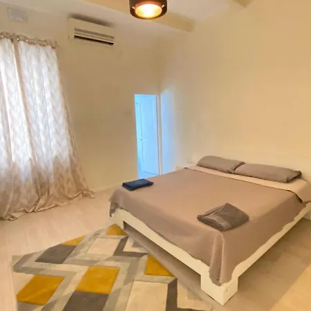 Sunny Spacious 3 Bedroom Townhouse In Great Location *