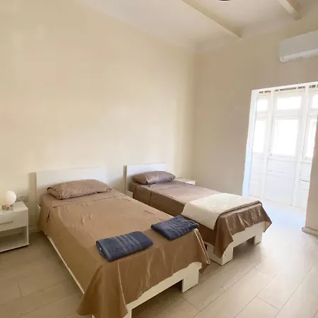 Sunny Spacious 3 Bedroom Townhouse In Great Location *